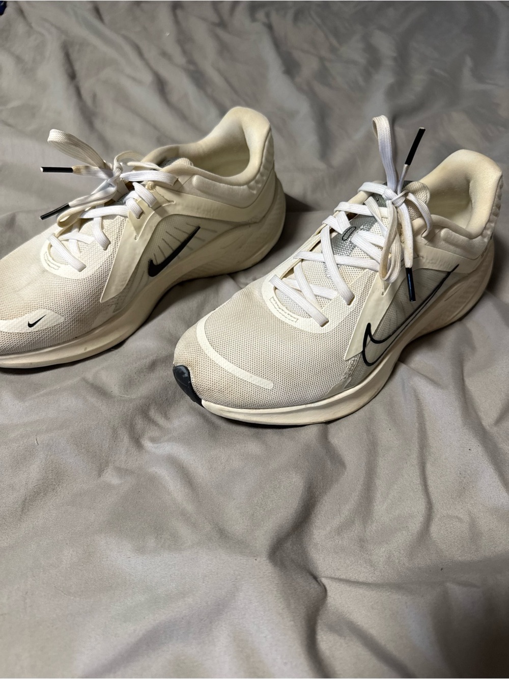 Nike White and Black Lightweight Trainer Sneakers